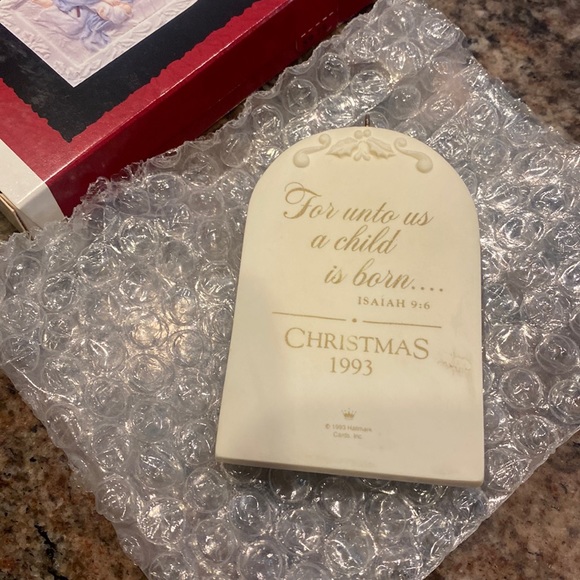 Vintage 1993 Hallmark Keepsake Hanging Ornament “He Is Born” w/ Box Ex Condition - Picture 3 of 8